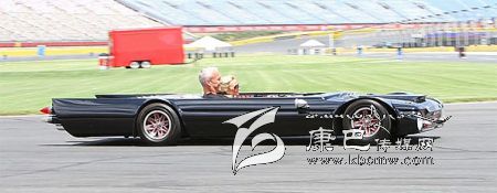 世界上最“扁”的汽車 躺著開！