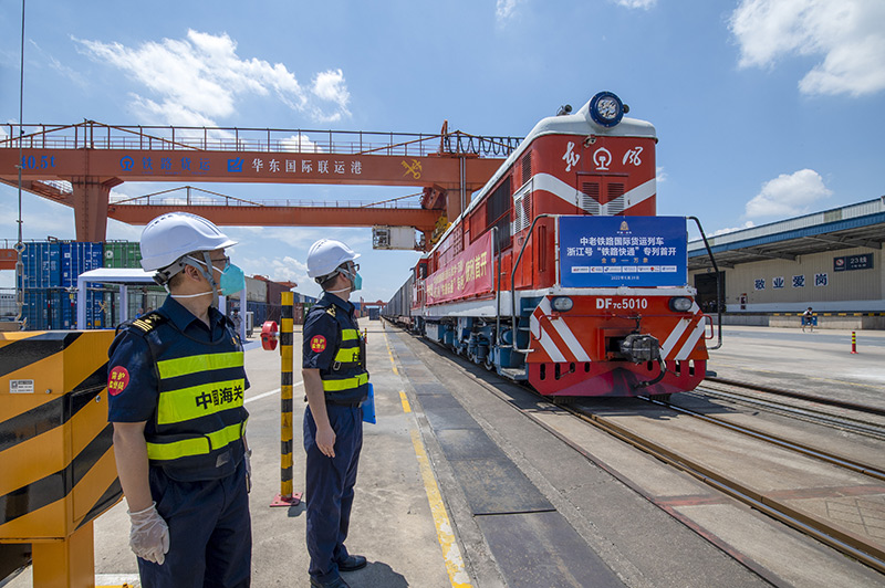 2022年6月29日，浙江金華，中老鐵路國(guó)際貨運(yùn)列車浙江號(hào)“鐵路快通”首趟專列經(jīng)海關(guān)監(jiān)管后，從浙江省鐵路金華南站鳴笛啟程，經(jīng)磨憨口岸駛向老撾萬象。
