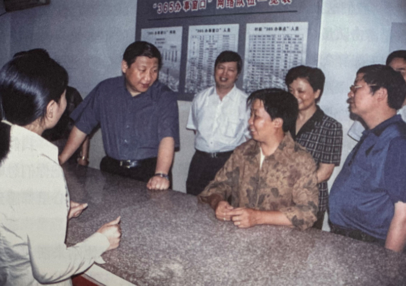 2003年6月，習近平在浙江金華市磐安縣新渥鎮(zhèn)“365辦事窗口”調(diào)研。