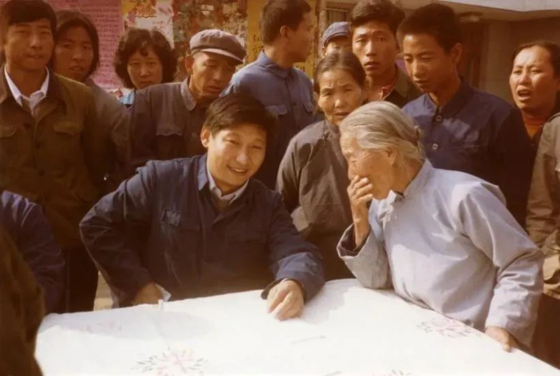 1983年，時任河北正定縣委書記的習近平，臨時在大街上擺桌子聽取老百姓意見。