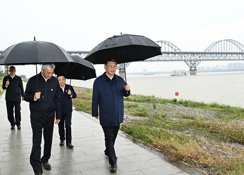 2023年10月10日，習近平總書記在江西長江國家文化公園九江城區(qū)段冒雨考察。