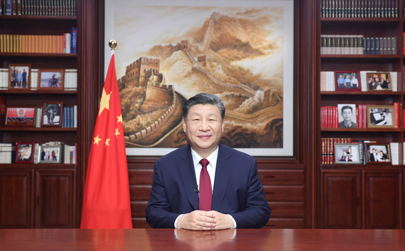 新年前夕，習(xí)近平通過(guò)中央廣播電視總臺(tái)和互聯(lián)網(wǎng)，發(fā)表二〇二四年新年賀詞。