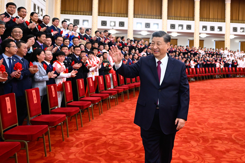 2022年4月8日，北京冬奧會(huì)、冬殘奧會(huì)總結(jié)表彰大會(huì)在北京人民大會(huì)堂隆重舉行。會(huì)前，習(xí)近平等會(huì)見(jiàn)北京冬奧會(huì)、冬殘奧會(huì)突出貢獻(xiàn)集體代表、突出貢獻(xiàn)個(gè)人和中國(guó)體育代表團(tuán)成員。