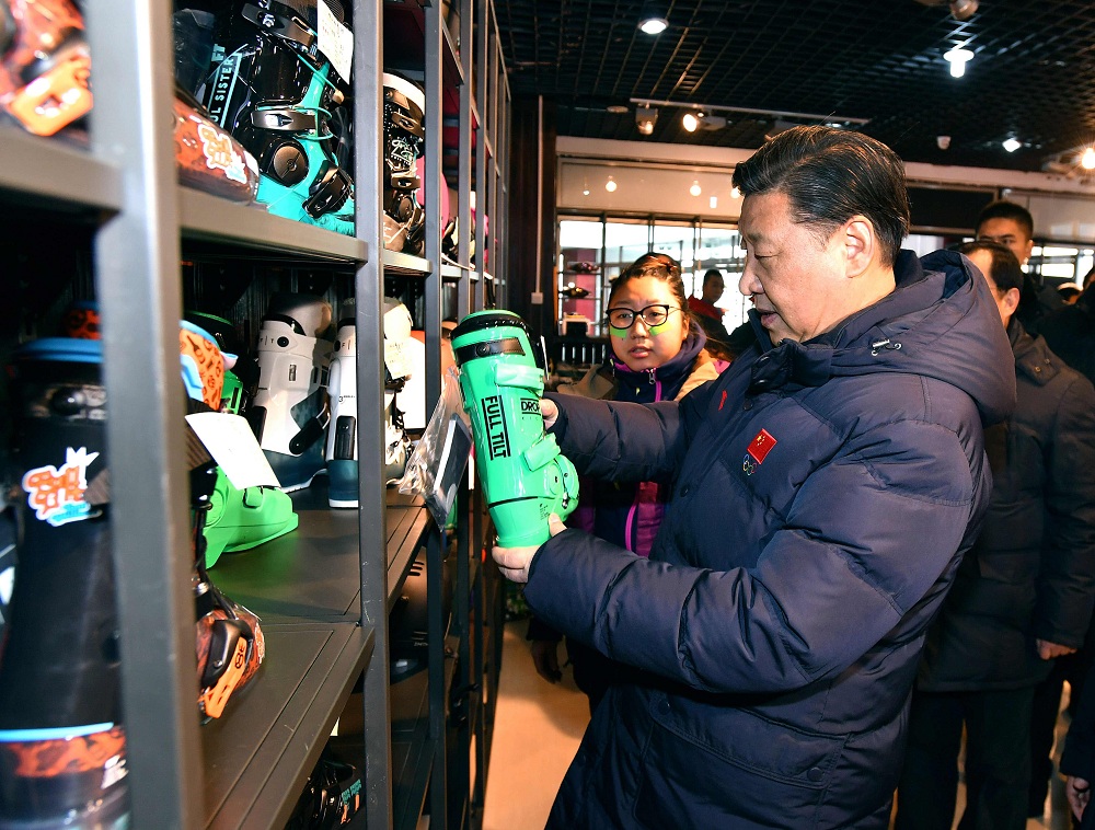 2017年1月23日，習(xí)近平總書記在河北省張家口市云頂滑雪場雪具大廳了解各式雪具的不同功用。