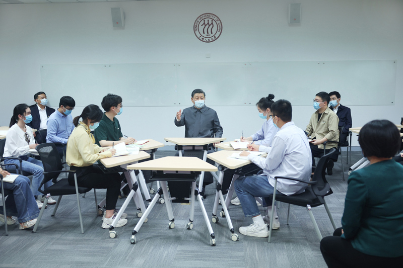2022年4月25日，習(xí)近平總書記來到中國人民大學(xué)考察調(diào)研。這是總書記在立德樓觀摩思政課智慧教室現(xiàn)場教學(xué)并參與討論。