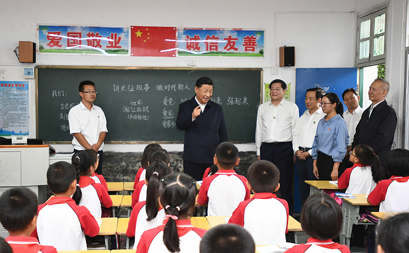 2020年9月16日，習(xí)近平總書記在湖南省郴州市汝城縣文明瑤族鄉(xiāng)第一片小學(xué)，同正在上思政課的同學(xué)們親切交流。