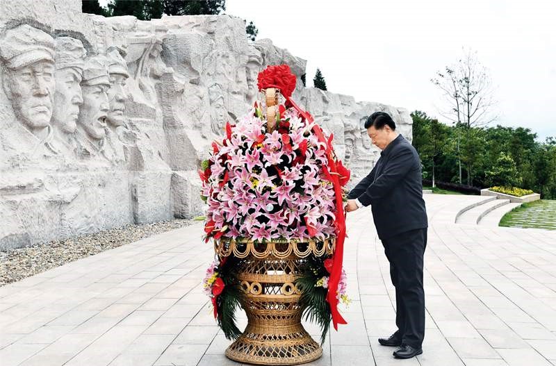 2021年4月25日至27日，中共中央總書記、國家主席、中央軍委主席習(xí)近平在廣西考察。這是25日上午，習(xí)近平在位于桂林市全州縣的紅軍長征湘江戰(zhàn)役紀念園，向湘江戰(zhàn)役紅軍烈士敬獻花籃。 新華社記者 謝環(huán)馳/攝