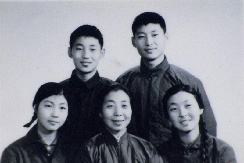 1972年冬，齊心和子女們。前排右起:齊橋橋、齊心、習(xí)安安。后排右起:習(xí)近平、習(xí)遠(yuǎn)平。