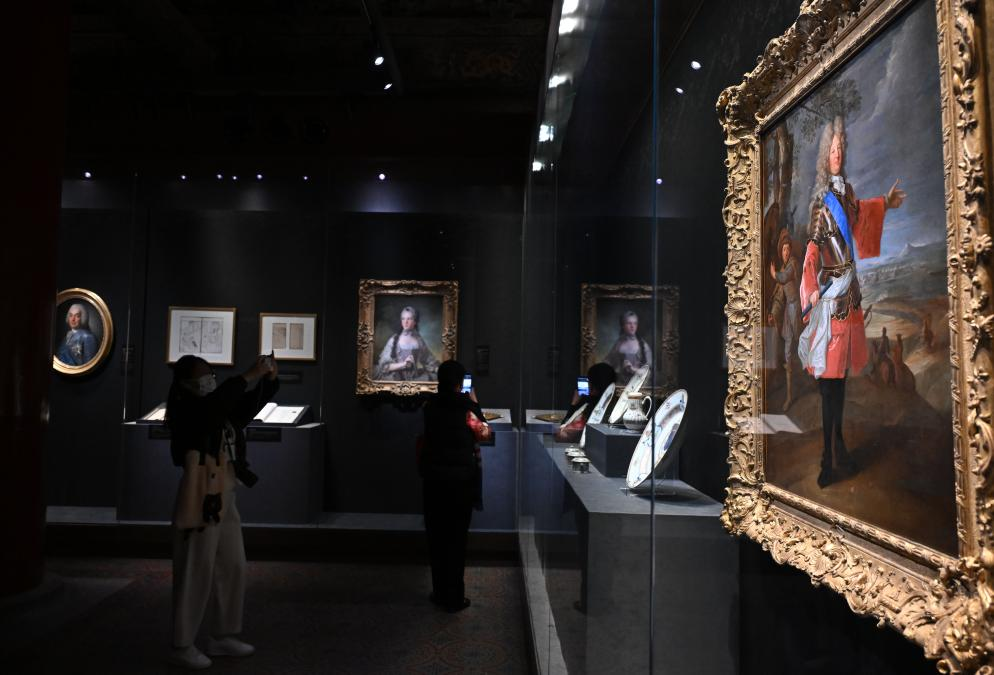 4月1日，作為中法文化旅游年的重要項目，“紫禁城與凡爾賽宮——17、18世紀的中法交往”展覽在故宮文華殿開幕。圖為觀眾當天參觀展覽。新華社記者 金良快 攝