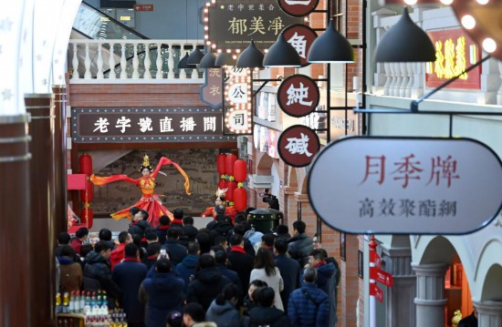 顧客在天津老字號集合店內觀看演出。新華社記者 趙子碩 攝