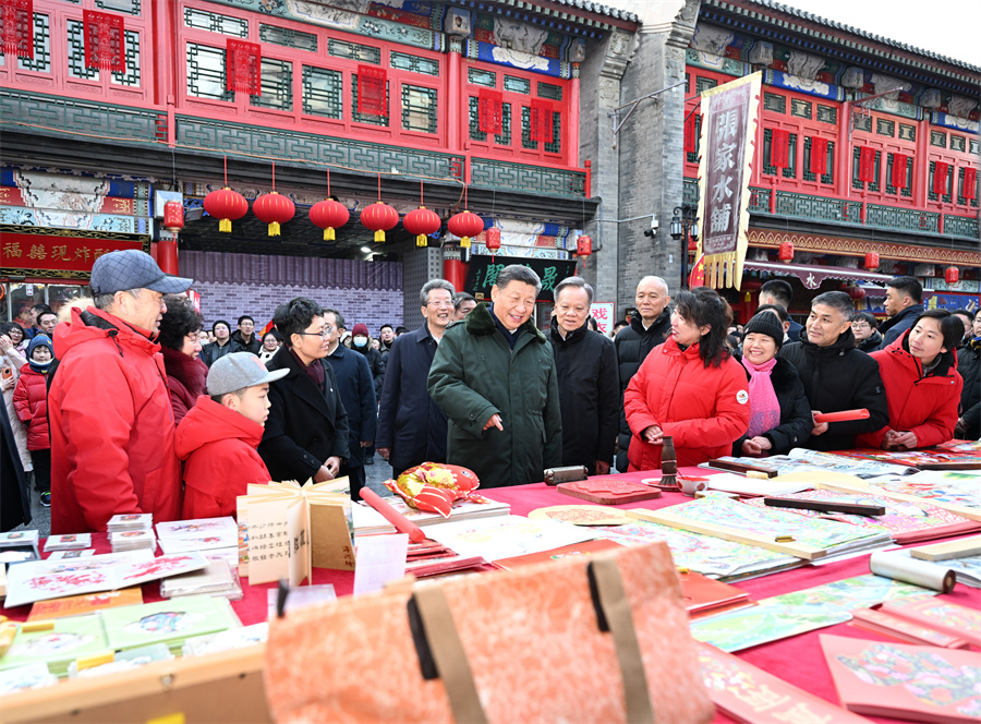 2024年2月1日下午，習近平在天津古文化街考察時，同店鋪員工和現(xiàn)場群眾互動交流。新華社記者 謝環(huán)馳 攝