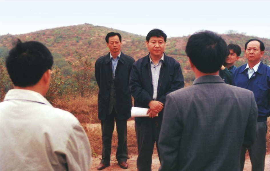1999年11月，習(xí)近平在龍巖市長汀縣河田水土流失治理區(qū)調(diào)研。圖源：《習(xí)近平在福建（下）》