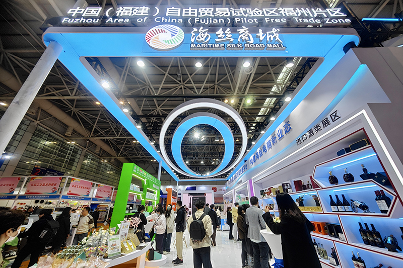 2024年3月18日，第四屆中國跨境電商交易會(huì)在福建福州開幕。展會(huì)聚焦“鏈接跨境全流域 共建電商新生態(tài)”，集聚全國80余個(gè)外貿(mào)產(chǎn)業(yè)帶的上千家供應(yīng)鏈企業(yè)。