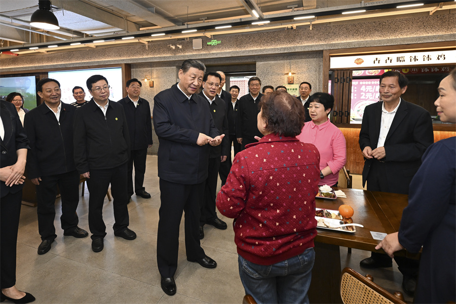 2024年4月22日下午，習(xí)近平在九龍坡區(qū)謝家灣街道民主村社區(qū)考察時，同正在社區(qū)食堂就餐的群眾親切交流。新華社記者 謝環(huán)馳 攝