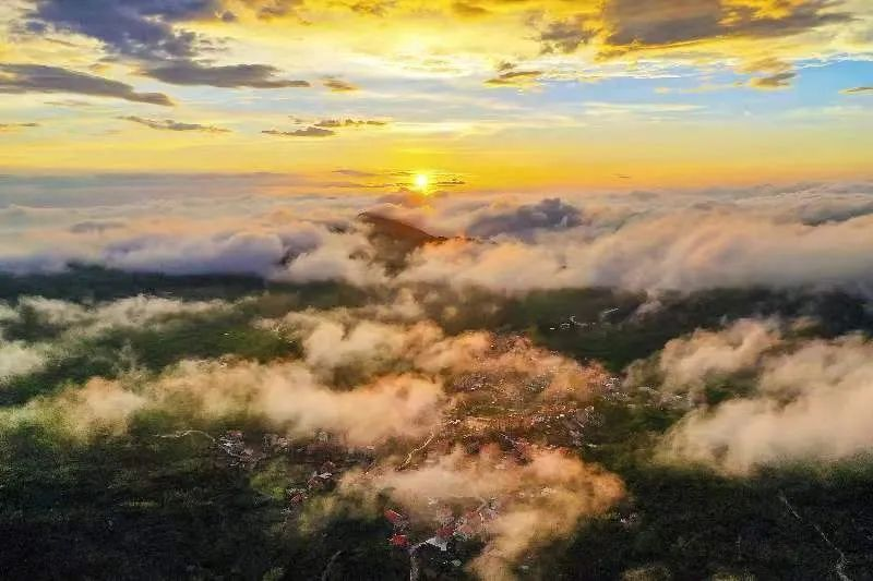 圖為云霧繚繞的軍營村，群山盡翠，紅瓦掩映。廈門市委宣傳部供圖