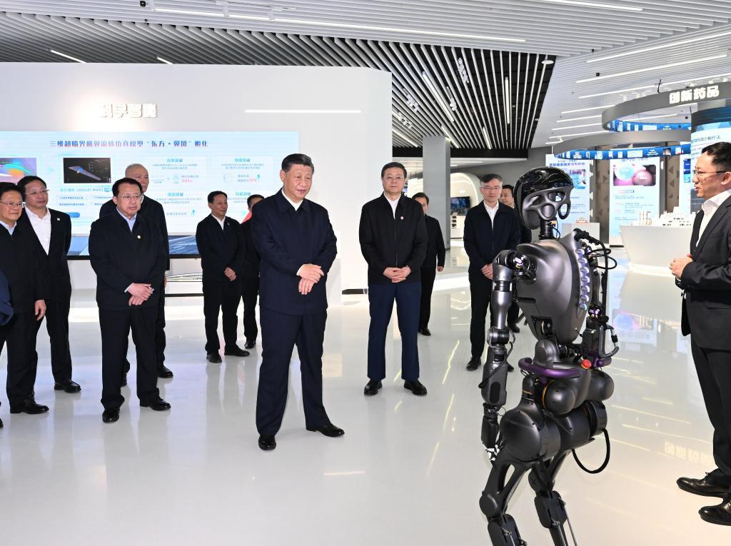 2023年11月28日下午，習近平在浦東新區(qū)張江科學城參觀上海科技創(chuàng)新成果展。新華社記者 謝環(huán)馳 攝