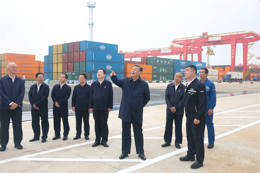 2024年5月22日至24日，中共中央總書記、國家主席、中央軍委主席習(xí)近平在山東考察。這是22日下午，習(xí)近平在日照港察看全自動化集裝箱碼頭作業(yè)場景。新華社記者 鞠鵬 攝