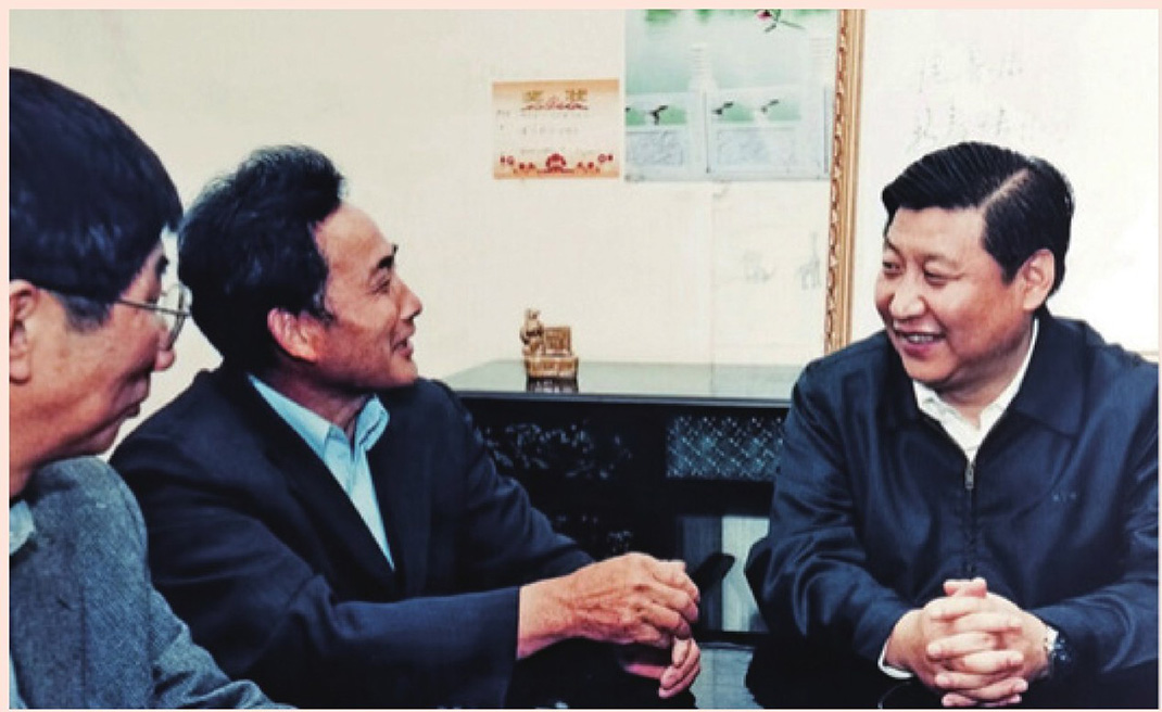 2003年4月24日，時(shí)任浙江省委書記習(xí)近平在浙江下姜村調(diào)研。